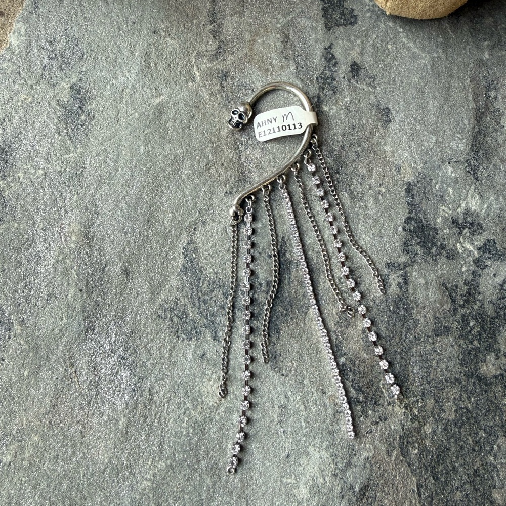 New🌟Free People-Gothic Silver Chain and Rhinestone Ear Cuff - Picture 3 of 3